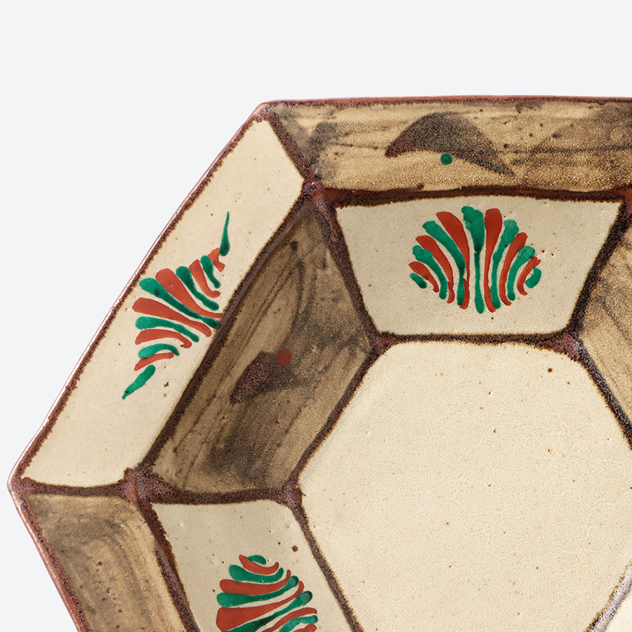 ＜濱田友緒＞濱田窯　地釉鉄砂赤絵六角鉢